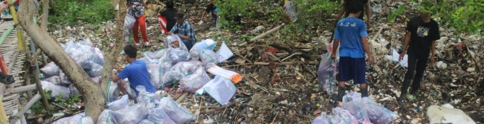 Peringati Hari Bumi Sedunia Relawan Seascape Pungut Sampah Di Pantai Sederhana Muaragembong