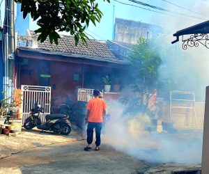 Bara HK Lakukan Agenda Fogging Gratis di RW 20 Teluk Pucung