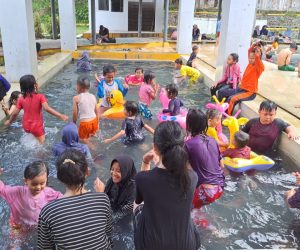 Relawan Teladanku dan Saung Tahfidz Ajak Ratusan Anak Yatim ke Pemandian Air Panas Galunggung