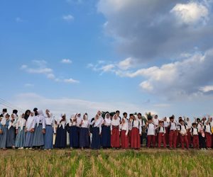 LAZNAS DD Salurkan Bantuan Perlengkapan Sekolah untuk Yatim di Pelosok Tasikmalaya