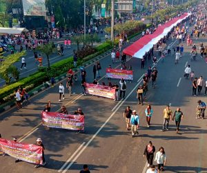 Pemuda Bekasi Kibarkan Bendera Merah Putih Sepanjang 200 meter Di Pusat Kota