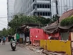 Pedagang Loksem S. Parman Tak Perlu Sewa, Sudin Jakbar Bongkar Bangunan Permanen yang Dikuasai Pengusaha Besar