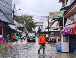 Banjir Rendam Jalan dan Pertokoan di Rawa Buaya, Warga Tetap Nekat Beraktivitas