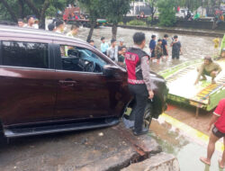 Ikuti Maps Saat Banjir, Mobil Nyusruk di Jembatan Buntu Jalan Daan Mogot