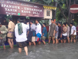 Jum’at Berkah di Tengah Banjir, Warga Jelambar Baru Sambut dengan Antusias