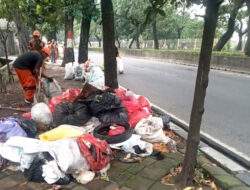 Usai Lebaran, Jalanan Dipenuhi Sampah Misterius di Kebon Jeruk