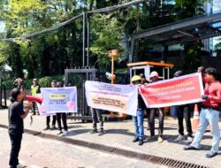 Aksi Tagih Pembayaran, Massa Datangi Gedung Sovereign Plaza di Cilandak Timur
