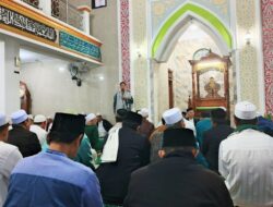 Ratusan Jamaah Padati Masjid Al Barkah Depok, Ustadz Abdullah Efendi Ingatkan Pentingnya Menjaga Sholat
