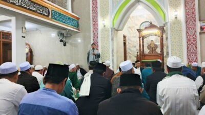 Ratusan Jamaah Padati Masjid Al Barkah Depok, Ustadz Abdullah Efendi Ingatkan Pentingnya Menjaga Sholat