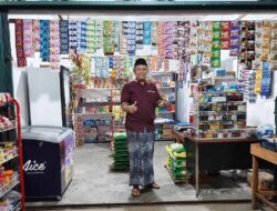 H. Iwan Rimawan, Anggota DPRD Kubu Raya yang Tetap Berkebun dan Menjaga Warung Sembako
